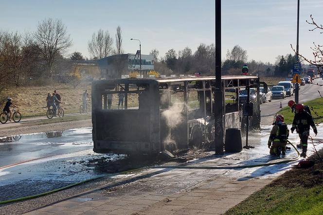 Łódź. Ogromny pożar autobusu miejskiego! Ludzie uciekali na środku ulicy [ZDJĘCIA]