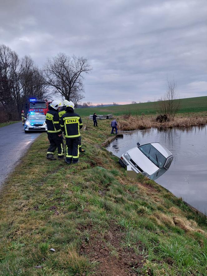 Kierowca musiał się ratować z tonącego auta