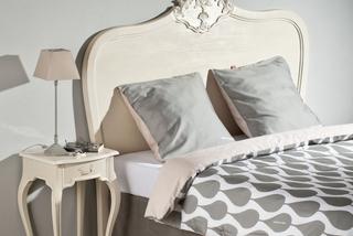 Sypialnia we francuskim stylu: romantyczna i kobieca aranżacja