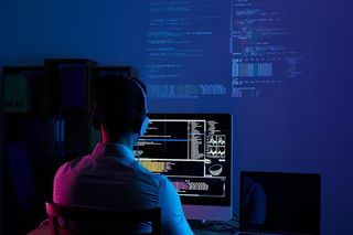 Sztuczna inteligencja już zabiera pracę polskim programistom. Firmy tną zatrudnienie