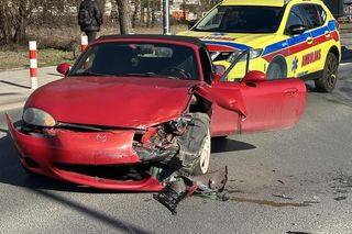 Motocyklista trafił do szpitala. Kierowca mazdy wymusił pierwszeństwo. Koszmarny wypadek w Warszawie