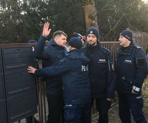 Dziennikarz Telewizji Republika Michał Gwardyński i funkcjonariusze Policji przed domem Zbigniewa Ziobry na warszawskim Ursynowie