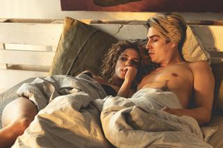 Bracia, odcinek 1 Adam (Nikodem Rozbicki), Renata (Aleksandra Grabowska)