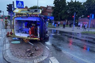 Wypadek karetki pogotowia. Trzy osoby, w tym pacjentka, trafiły do szpitala [ZDJĘCIA]