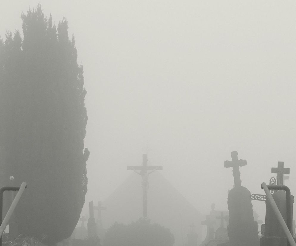 Pogoda IMGW na 1 listopada. Mgła na cmentarzu we Wszystkich Świętych