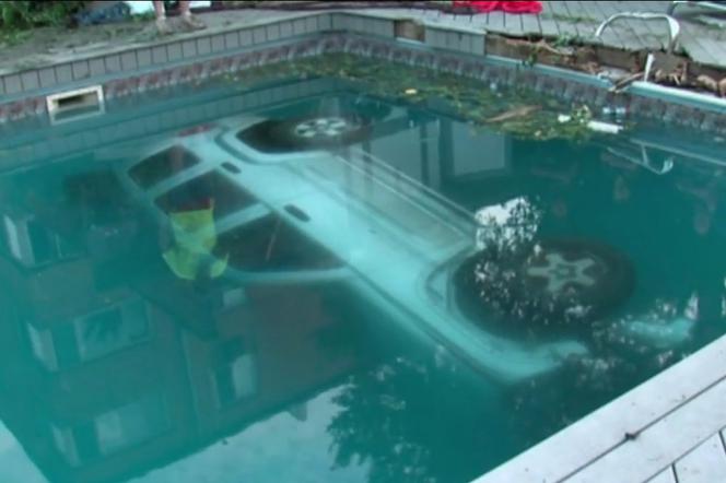 auto w basenie