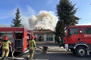 Gigantyczny pożar sali weselnej w Markach. Z ogniem walczy kilka zastępów straży pożarnej