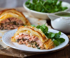 Biorę wędzonego łososia i gotowe ciasto francuskie. Ta sylwestrowa przekąska smakuje jak z najlepszej restauracji 