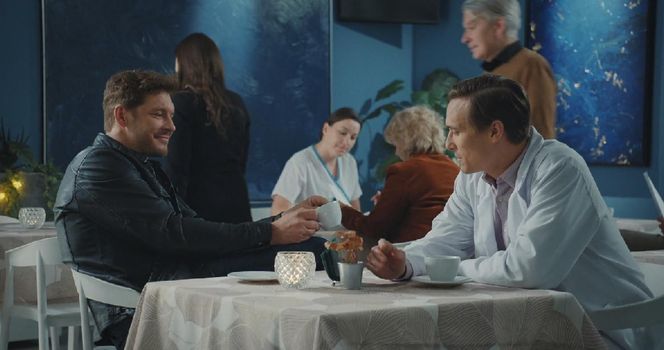 M jak miłość, odcinek 1887. Marcin (Mikołaj Roznerski), Olek (Maurycy Popiel)