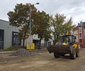 Czy zdążą? Do końca tygodnia zakończyć ma się przebudowa odcinka Dąbrowskiego w Lesznie