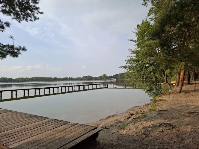 Spokojne wrześniowe popołudnie nad Jeziorem Bialskim w Białce