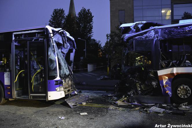 Czołówka dwóch autobusów! Są ranni