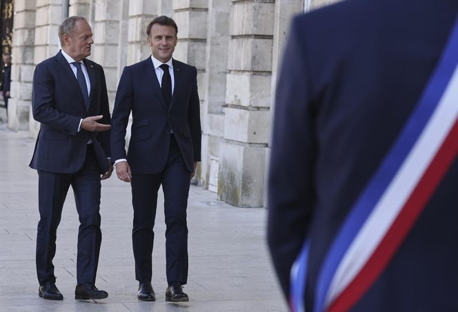 Tusk Macron