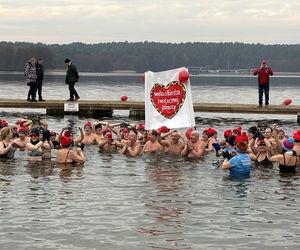 WOŚP 2025 w Olsztynie. Morsy w szczytnym celu wykąpali się w lodowatym jeziorze Ukiel [ZDJĘCIA]