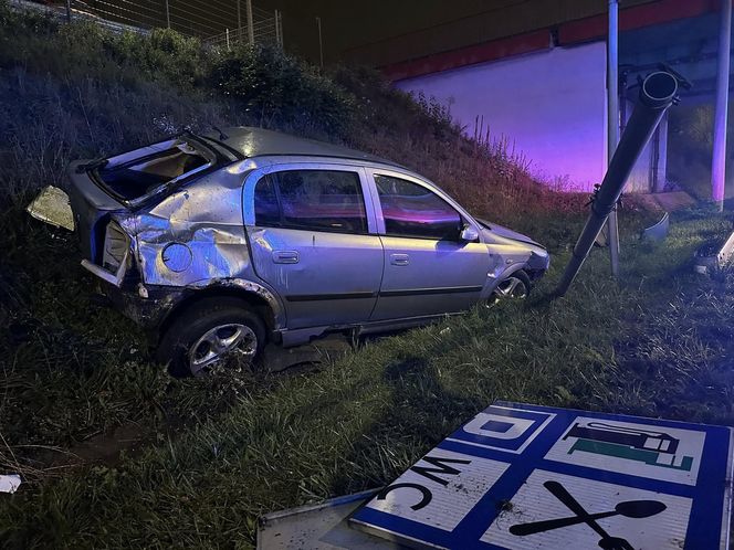 Groźny poranek na DTŚ w Rudzie Śląskiej. Samochód rozbił się na filarze wiaduktu, dwie osoby w szpitalu