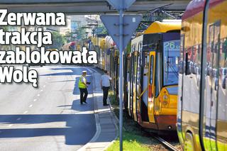 Trakcja tramwajowa na Woli została zerwana przez ciężarówkę! Zablokowała dzielnicę