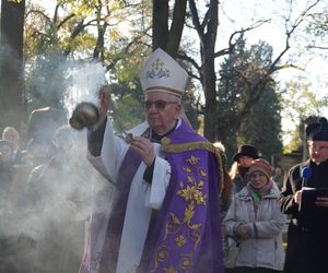 1 listopada na cmentarzu przy ul. Lipowej w Lublinie. Mieszkańcy odwiedzają groby swoich bliskich