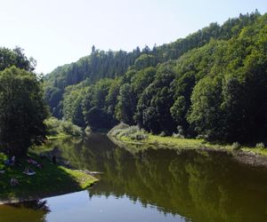To najpiękniejsze jezioro na Dolnym Śląsku. Otoczone jest wzgórzami i lasami 