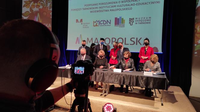 Podpisanie porozumienia o współpracy między tarnowskimi instytucjami kulturalno-edukacyjnymi województwa małopolskiego