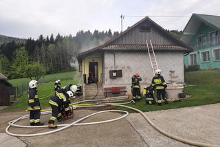 Tragiczny pożar w Ptaszkowej. Starsza kobieta została uwięziona w płonącym domu [ZDJĘCIA]