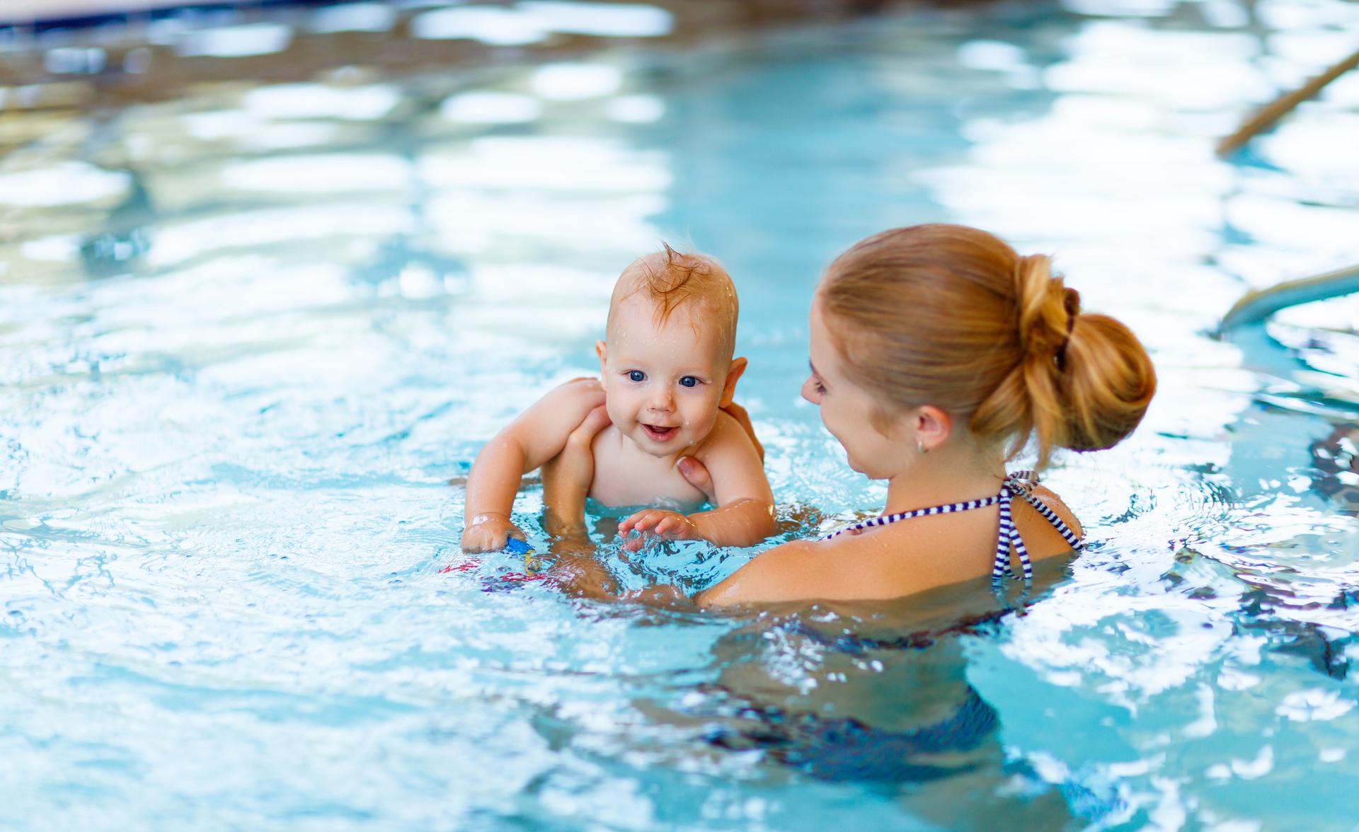Бассейн мама и ребенок. Дети в бассейне. Дети купаются в бассейне. Мама и малыш в бассейне. Фотосессия мама и 3 детей в бассейне.