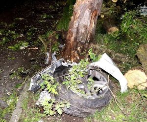 Bytom. 44-latek roztrzaskał auto na drzewie. Ford został zmiażdżony
