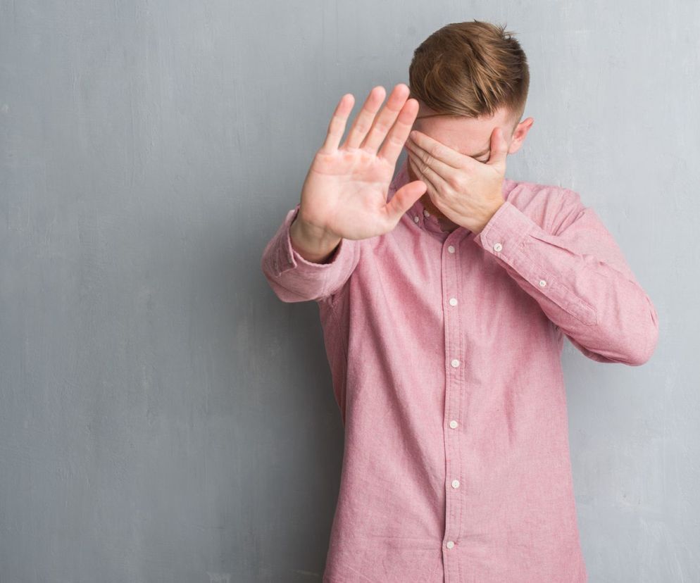 Trądzik neuropatyczny ma podłoże psychiczne. Do czego prowadzi nadmierne wyciskanie pryszczy?