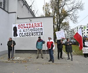 Oczekiwanie na wyjście ks. Michała Olszewskiego na wolność