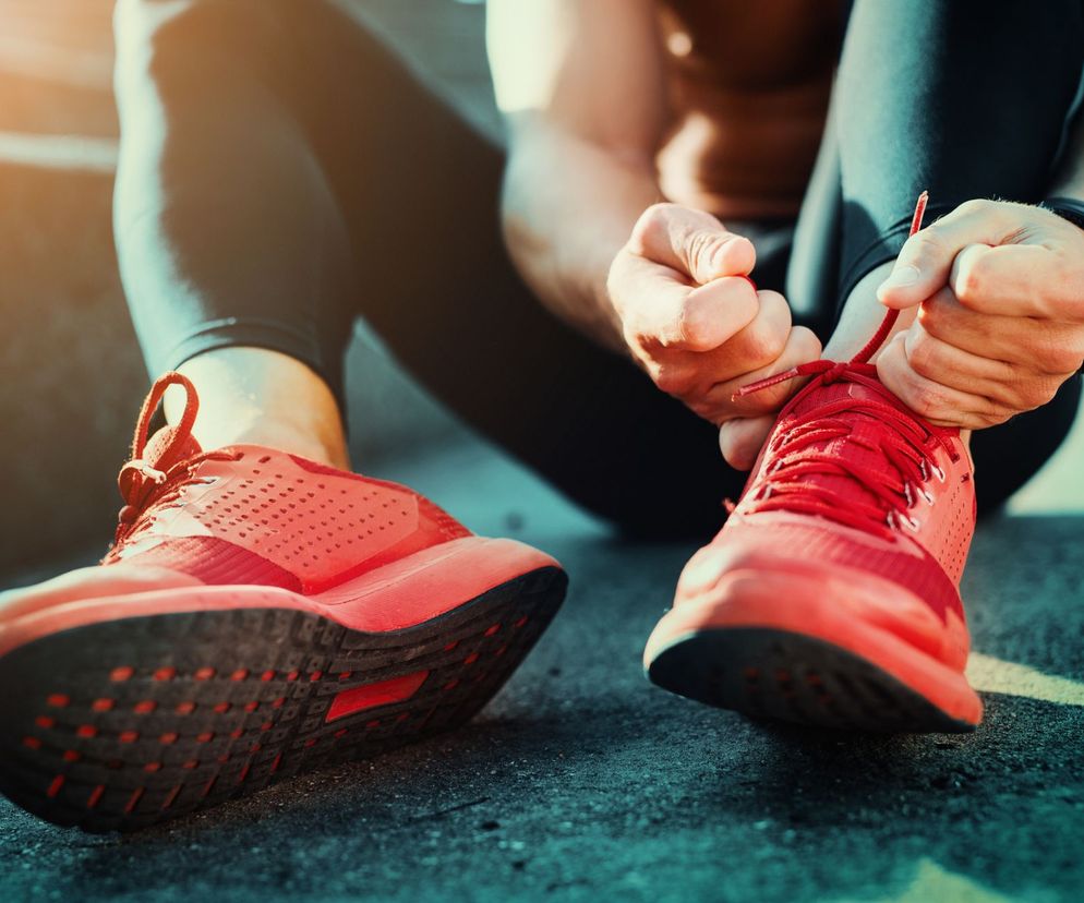 Zanim zaczniesz bieganie, zaopatrz się w buty amortyzujące uderzenia stóp o podłoże.