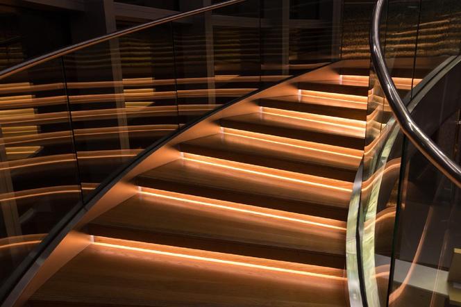 Coraz częściej stosowanym rozwiązaniem jest podświetlanie stopni schodów