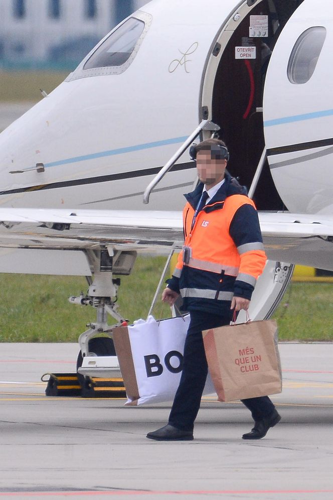 Robert Lewandowski ze szpanerką siatą wysiadł z samolotu