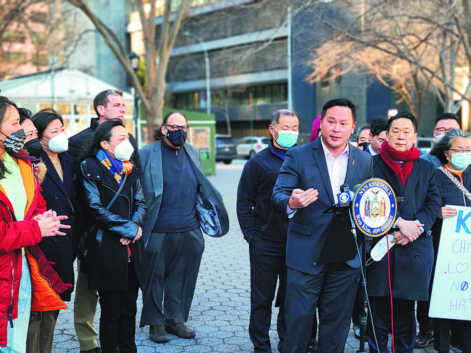 Żąda $50 mln dla seniorów