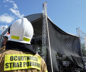 Silny wiart uszkodził konstrukcję sceny w amfiteatrze w Kętrzynie