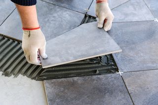 Płytki podłogowe na tarasie betonowym. Zasady układania płytek ceramicznych
