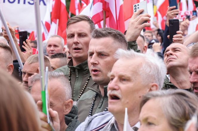 Zwolennicy Karola Nawrockiego pod Sejmem 6.08.2025