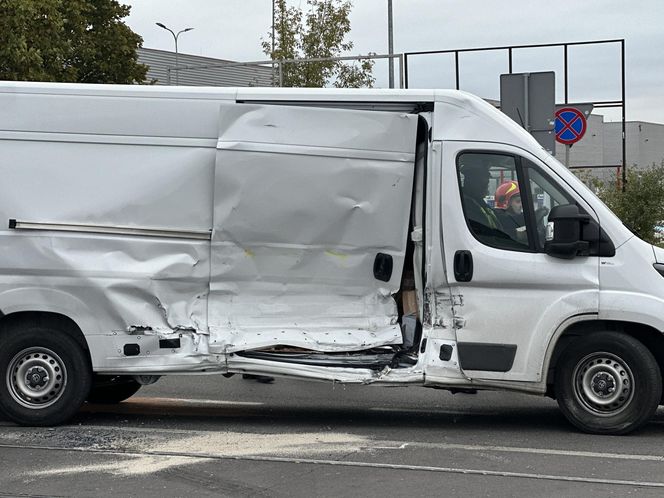 Tramwaj uderzył w busa na Annopolu. Poważny wypadek, motorniczy ranny