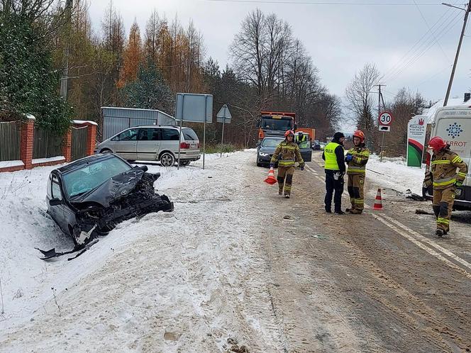 Wypadek w Wąchocku. Dostawczy bus zderzył się z osobówką