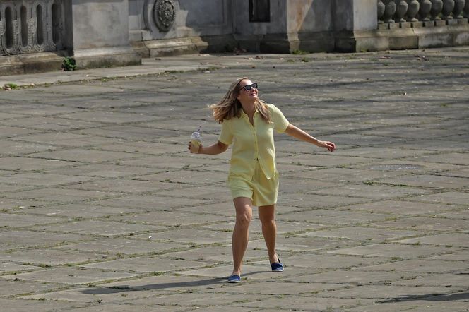 Małgorzata Socha przebiera się w parku