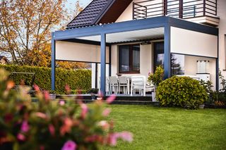 Pergola pozwoli przedłużyć sezon na tarasie. Z czego zbudować pergolę tarasową?