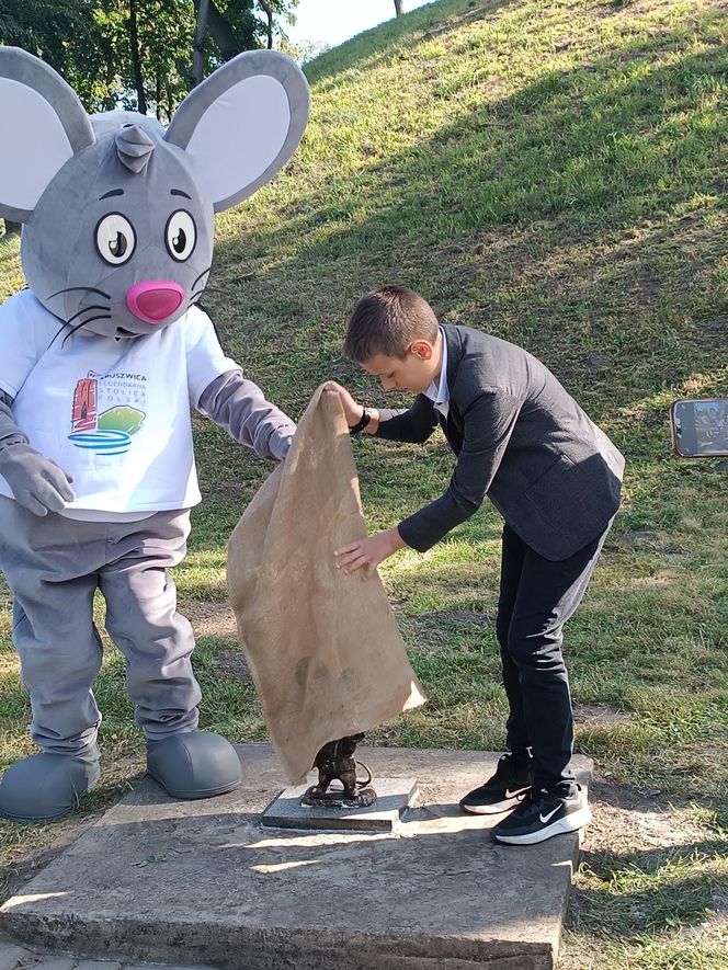 Teraz nie tylko Bydgoszcz ma swoje myszki. Pierwsza figurka uśmiechniętego gryzonia stanęła w Kruszwicy, pod Mysią Wieżą