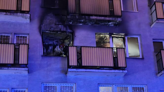 Warszawa. Gigantyczny pożar mieszkania na drugim piętrze. Dwie osoby poszkodowane