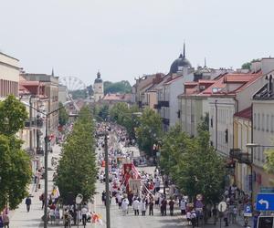 Boże Ciało 2024. Tłumy wiernych przeszły w procesji ulicami Białegostoku