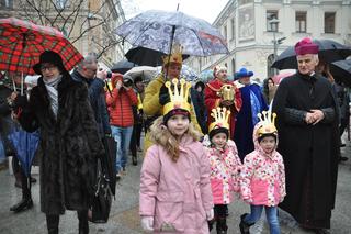 Orszak Trzech Króli 2024 w Kielcach. Deszczowa aura, radosne kolędowanie