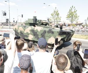 Tłumy na defiladzie wojskowej w Warszawie