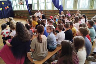 Uczniowie z klas I-III zaprezentowali w SP nr 10 w Siedlcach piosenki z różnych bajek