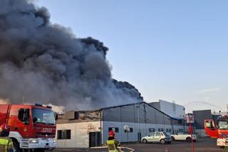 Pożar w magazynie firmy spożywczej. Słup ognia i dymu widać z daleka. 200 strażaków walczy z płomieniami