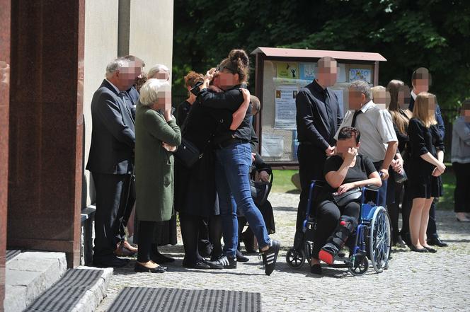 Policjant Arkadiusz zginął tragicznie.  Przez huk salwy na pogrzebie przedarł się łamiący serce szloch