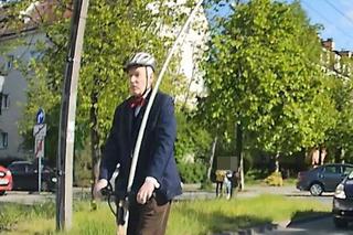 Korwin z rurą mknie po Otwocku