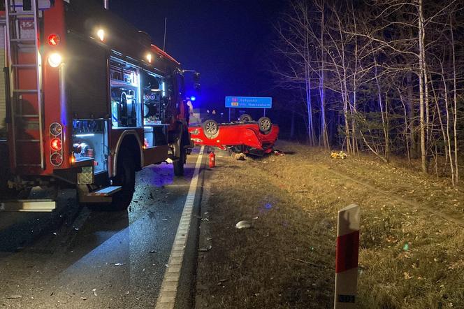 Poważny wypadek na trasie śmierci w Cierpicach. Auto dachowało, cztery osoby w szpitalu