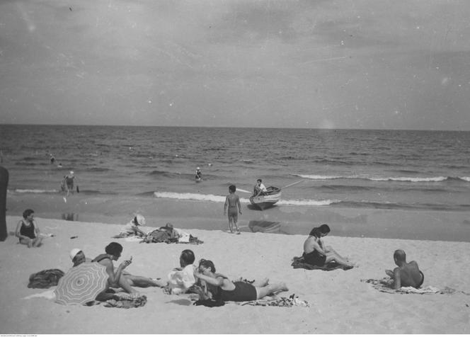 Plażowicze podczas wypoczynku nad morzem Bałtyckim. Zdjęcie z Gdyni z 1938 roku 